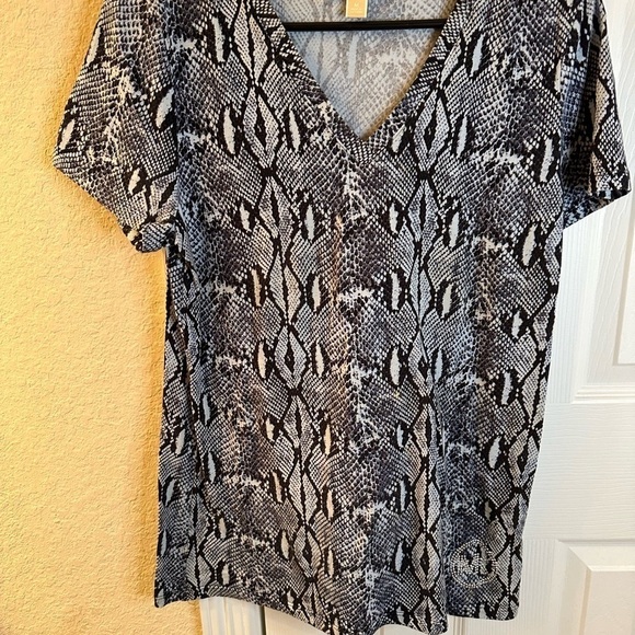 🥰3/$25 NWOT MICHAEL MICHAEL KORS Black and White Snake Print Short Sleeve Top - Picture 3 of 9